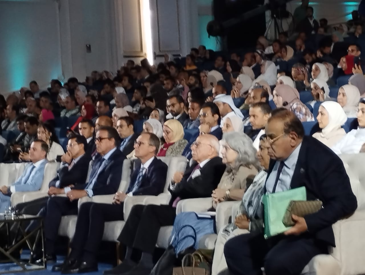 الحضور ووزير الصحة والشباب والرياضة