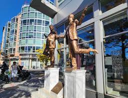 تمثال ترامب وابستين في واشنطن