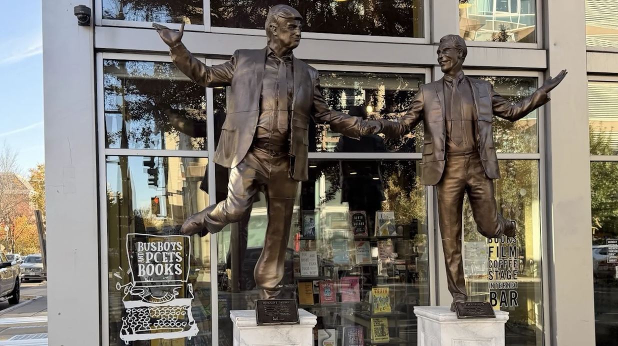 تمثال ترامب وابستين يظهر مجددا في شوارع واشنطن