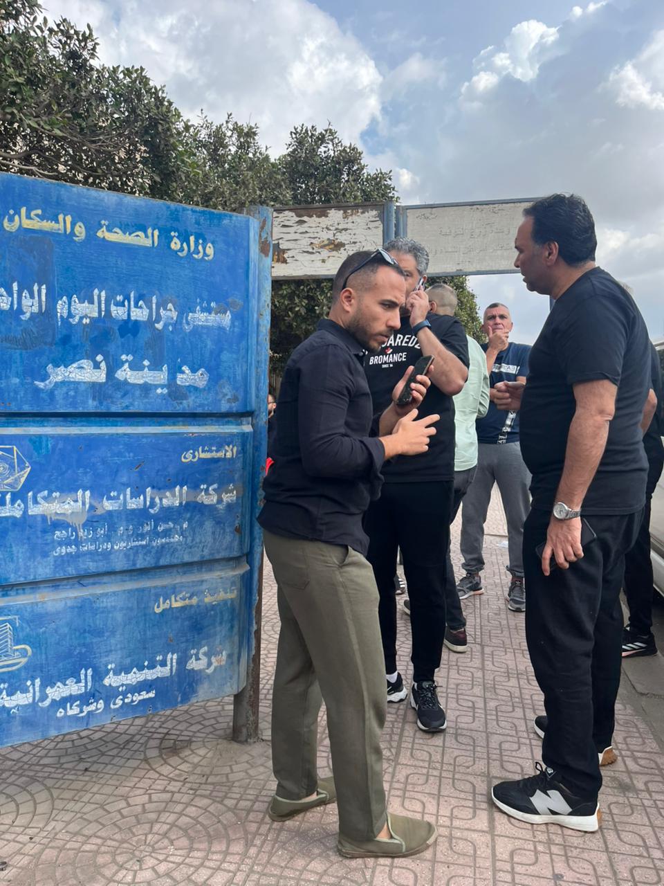 أسامة نبيه أمام مستشفي محمد صبري