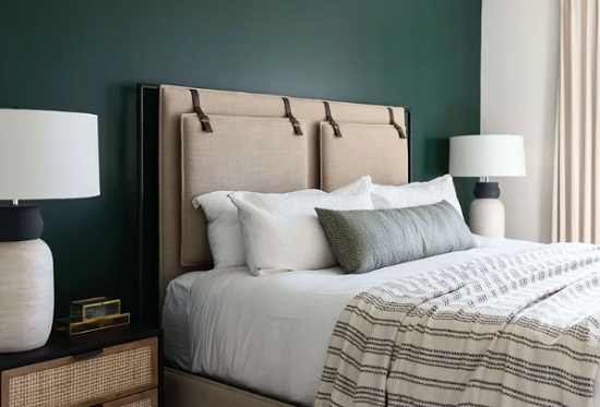 الأخضر الغامق