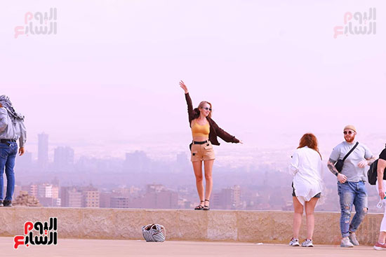 السياح يوثقون لحظات تواجدهم مع عجيبة الدنيا