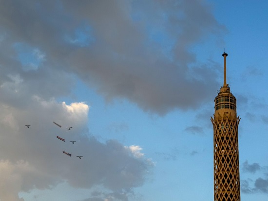 الطائرات الشراعية تحلق حول برج القاهرة
