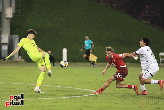 حارس منتخب سويسرا يتصدرى لاحد الكرات حارس منتخب سويسرا يتصدرى لاحد الكرات