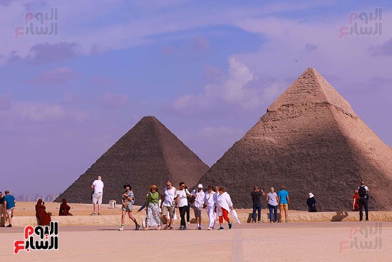 السائحون يستمتعون الأجواء في هضبة الأهرام