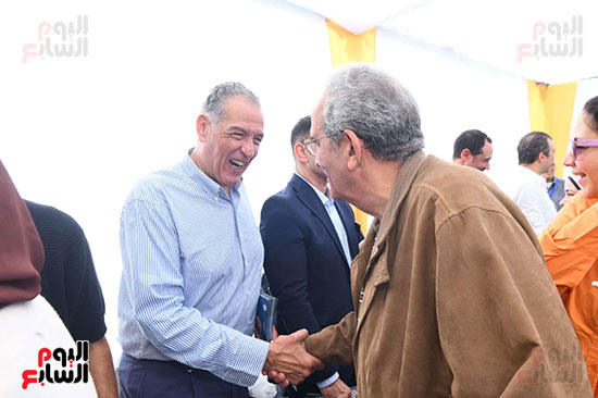 المنشاوي يصافح اعضاء هليوبوليس