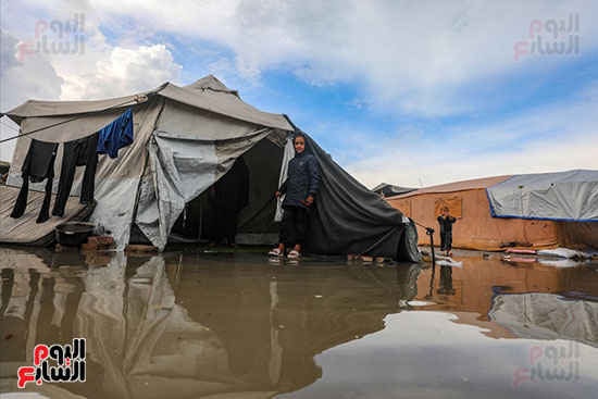 مياه الأمطار وسط الخيام مياه الأمطار وسط الخيام