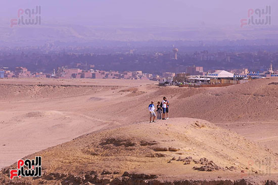 سائحون يستمتعون بالاجواء في أهرام الجيزة