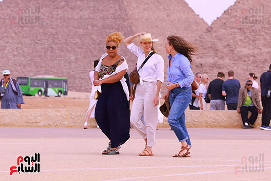 أهرامات الجيزة ترحب بالسائحين (1)