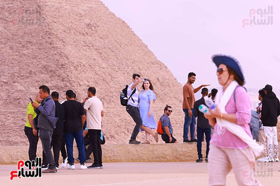 أهرامات الجيزة ترحب بالسائحين (2)