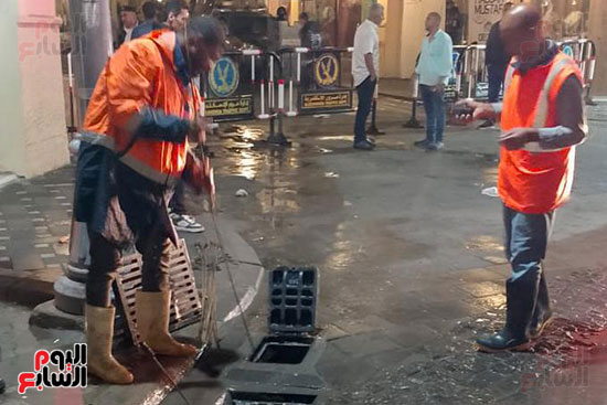 الأجهزة-التنفيذية-بالإسكندرية-تعمل-على-شفط-الأمطار-(7)