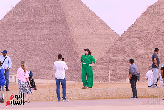 صورا تذكارية مع الأهرامات