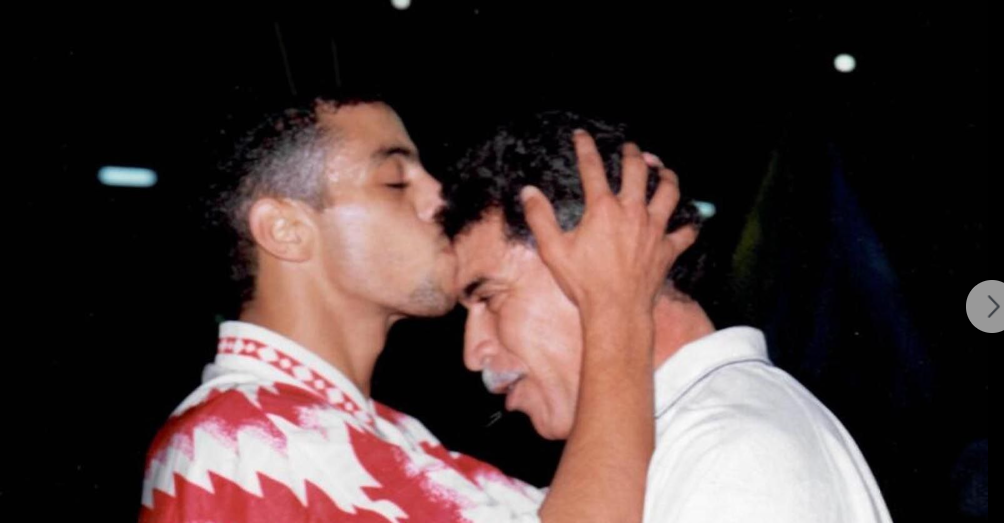 محمد صبري يقبل رأس حسن شحاتة