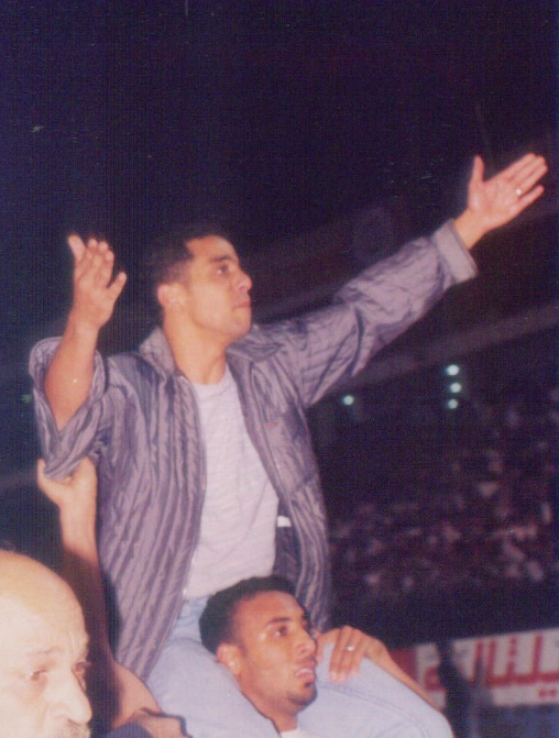 محمد صبري خلال هتافه مع جماهير الزمالك