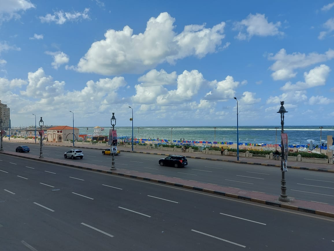 سحب بيضاء خفيفه