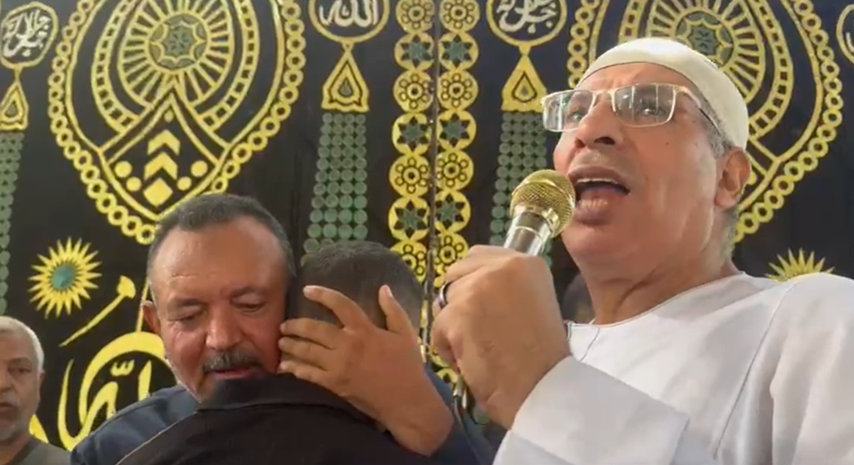 حضن من شقيق المعفور له إسلام والشاب مقدم كفنه من عائلة أبو زيد أنهت خصومة