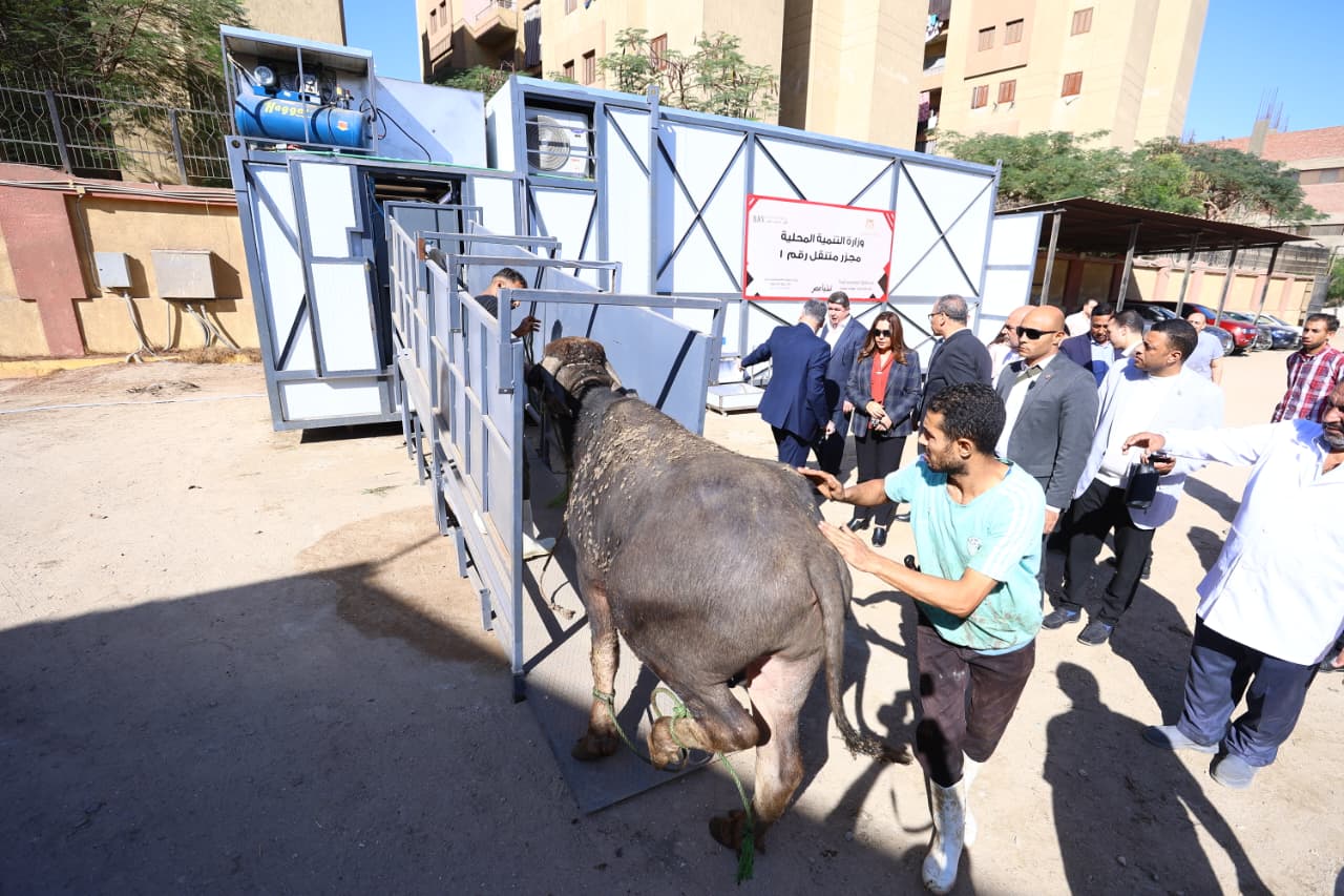 افتتاح أول مجزر متنقل بصناعة محلية بالكامل افتتاح أول مجزر متنقل بصناعة محلية بالكامل