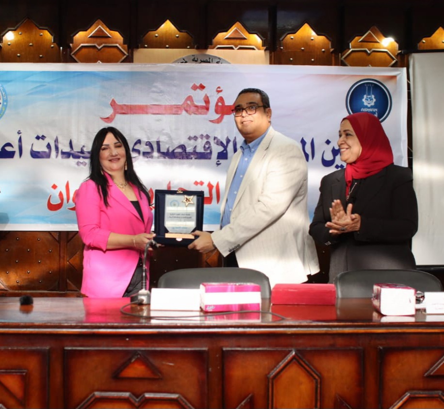 تكريم رئيس المجالس الاقتصادية لسيدات الأعمال 