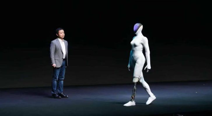 روبوت أثناء تقديم عرض مسرحيا