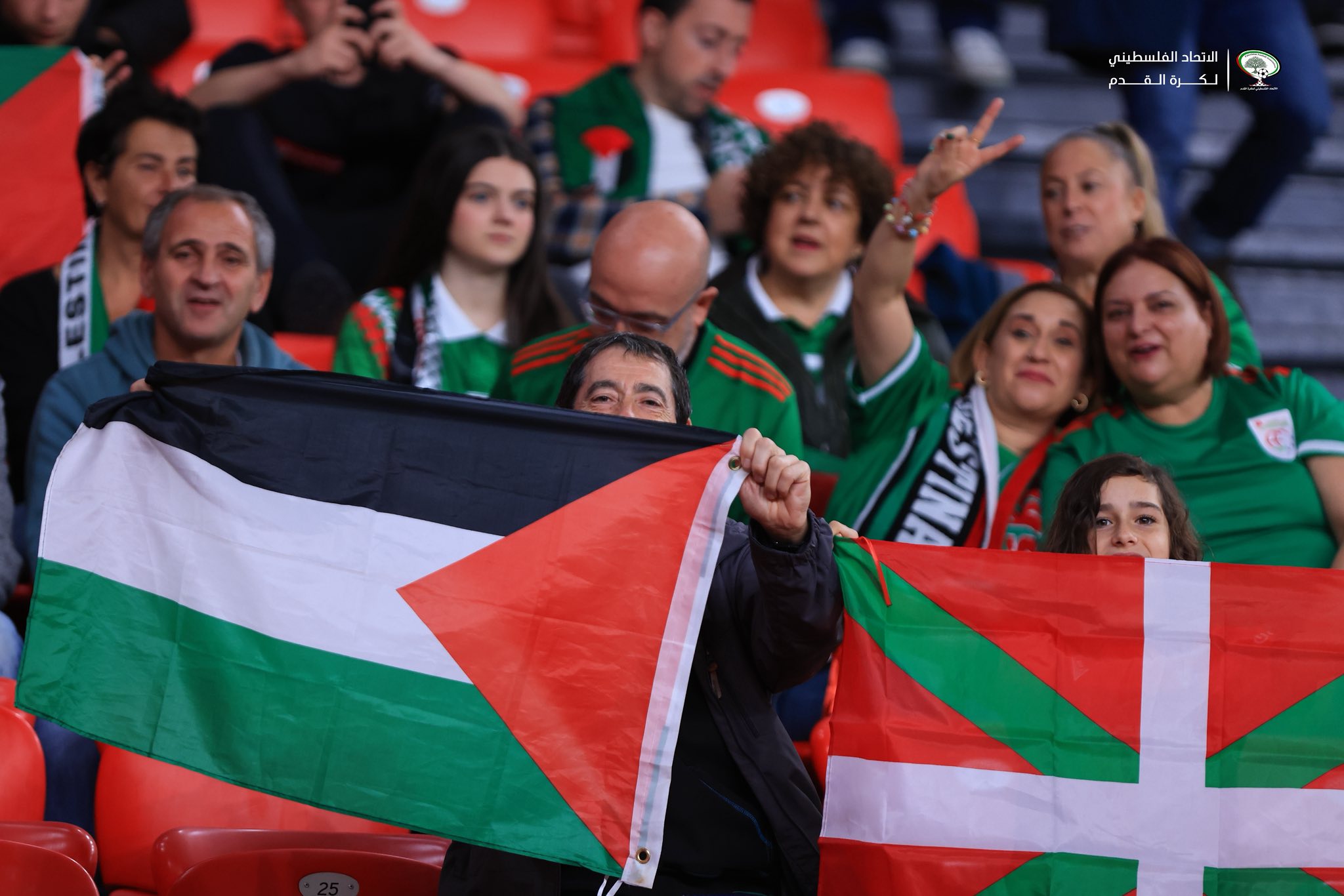 علم فلسطين يزين المدرجات