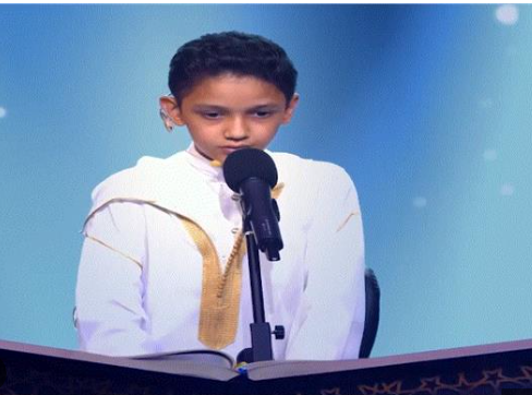 الطفل عمر اثناء مشاركته 