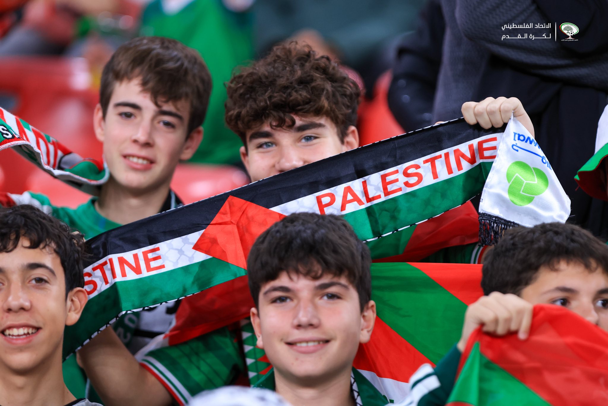 الجماهير تحمل أعلام فلسطين