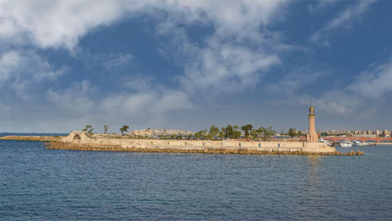 لفنار بمثابة المرشد الرئيسي للسفن الآتية من خليج أبو قير، المتجهة إلى ميناء الإسكندرية