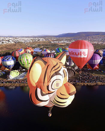 منطاد على شكل حيونات خلال المهرجان منطاد على شكل حيونات خلال المهرجان