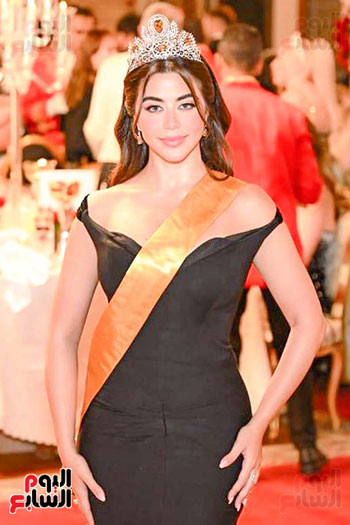 احدي العارضات للحفل