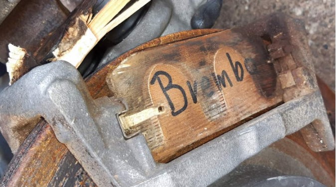 فرامل خشبية في سيارة فارهة فرامل خشبية في سيارة فارهة