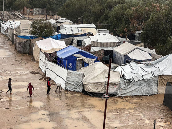 لعب الأطفال وسط الخيام الغارقة فى الأمطار