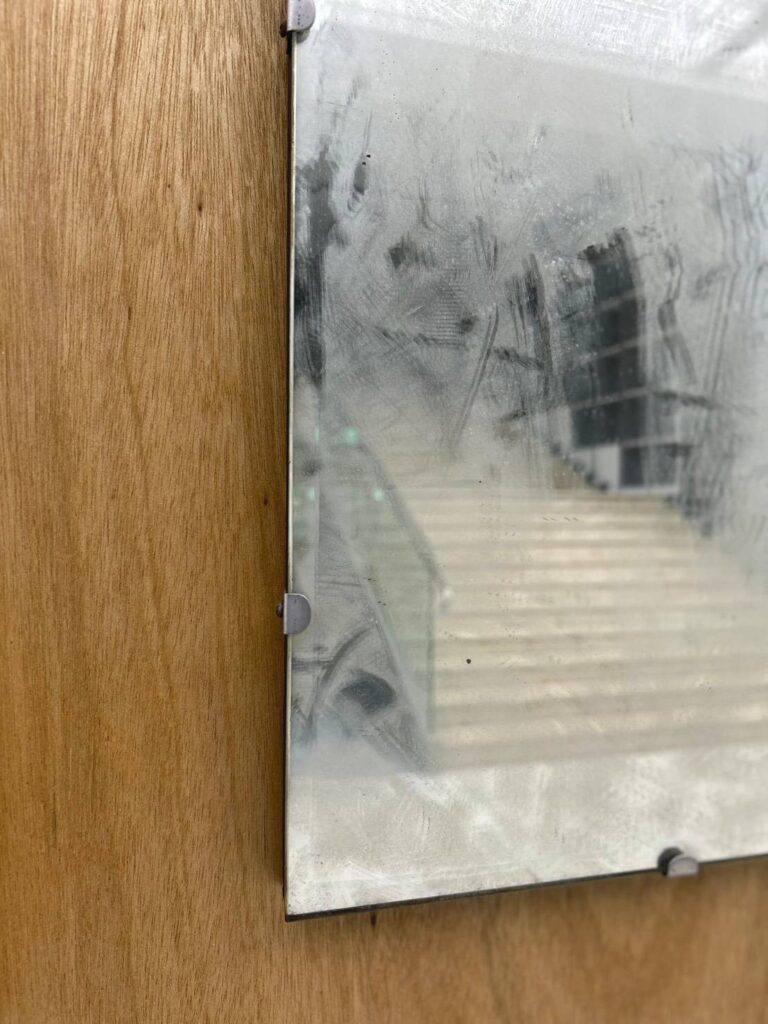 متطوع في متحف يدمر عملاً فنياً بتنظيفه بعد أن ظن خطأً أنه مرآة متسخة