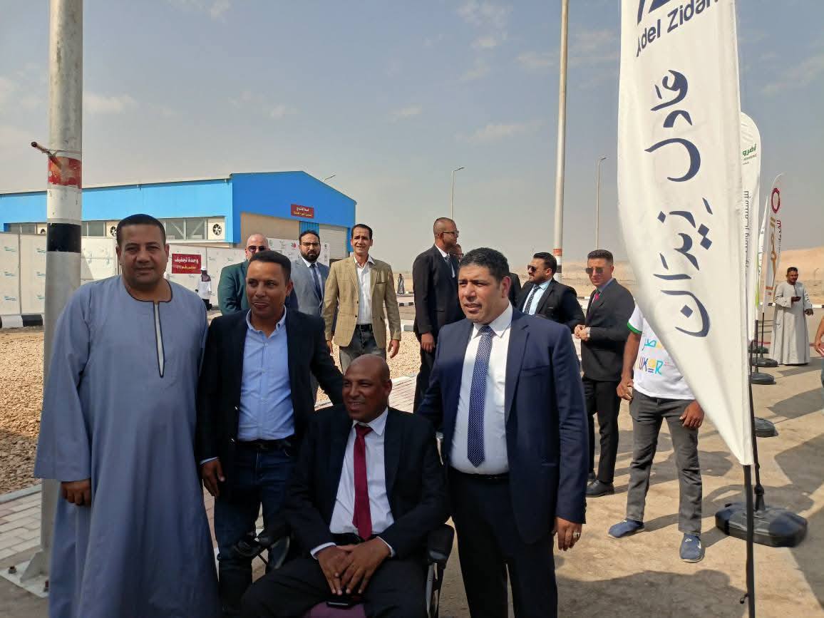 أحمد ثابت درويش مهندس زراعى من ذوى الهمم مدير لمجمع الصناعات لتجفيف الطماطم أحمد ثابت درويش مهندس زراعى من ذوى الهمم مدير لمجمع الصناعات لتجفيف الطماطم