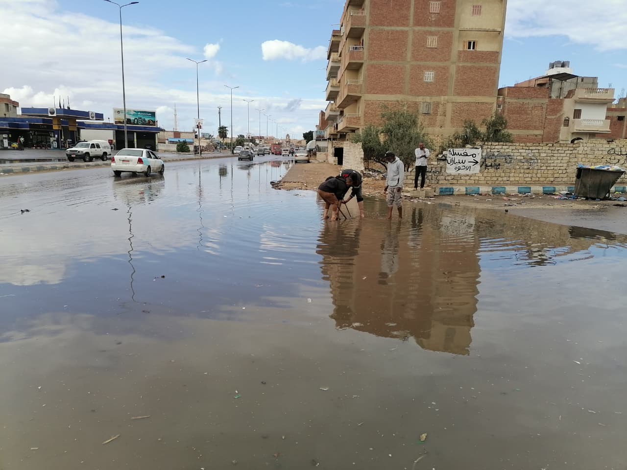 اثار الامطار وتجمع المياه بشوارع مطروح