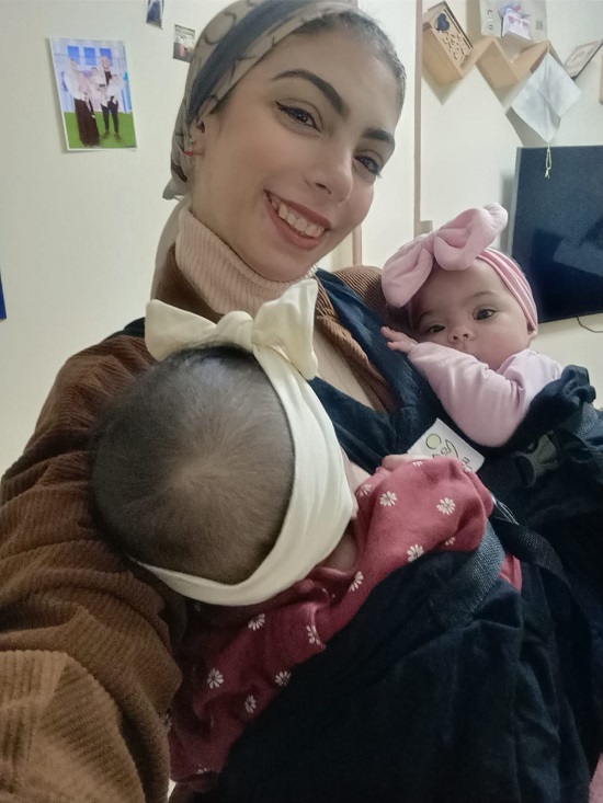 نرمين تحمل بناتها