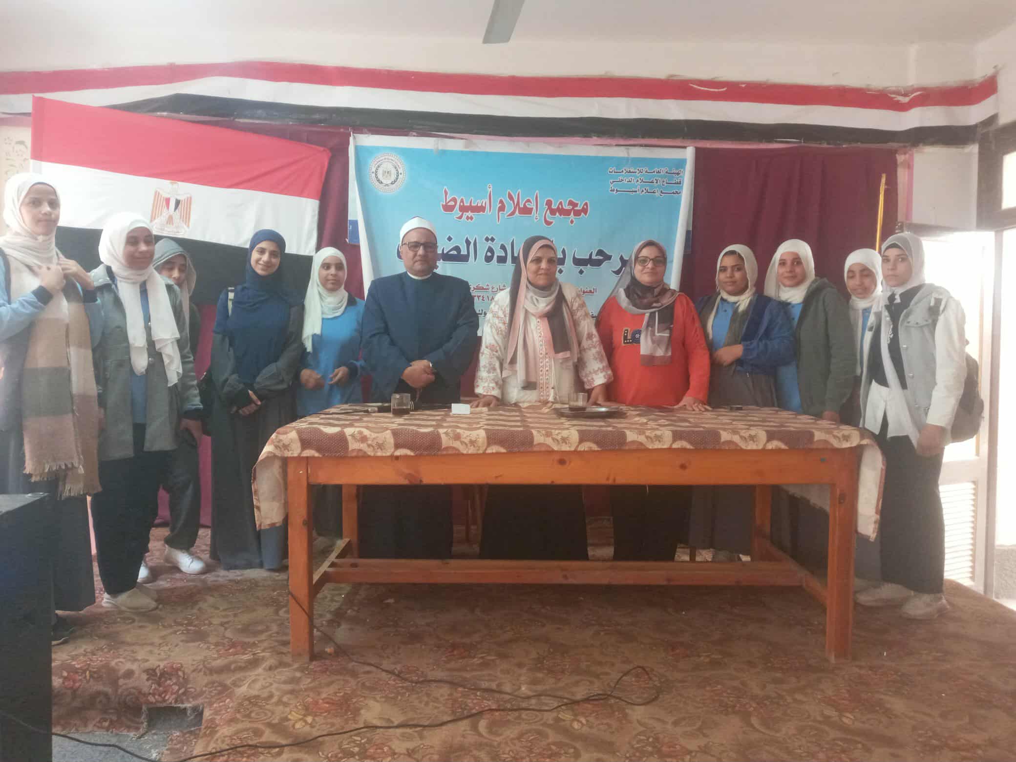 صورة جماعية مع الفتيات