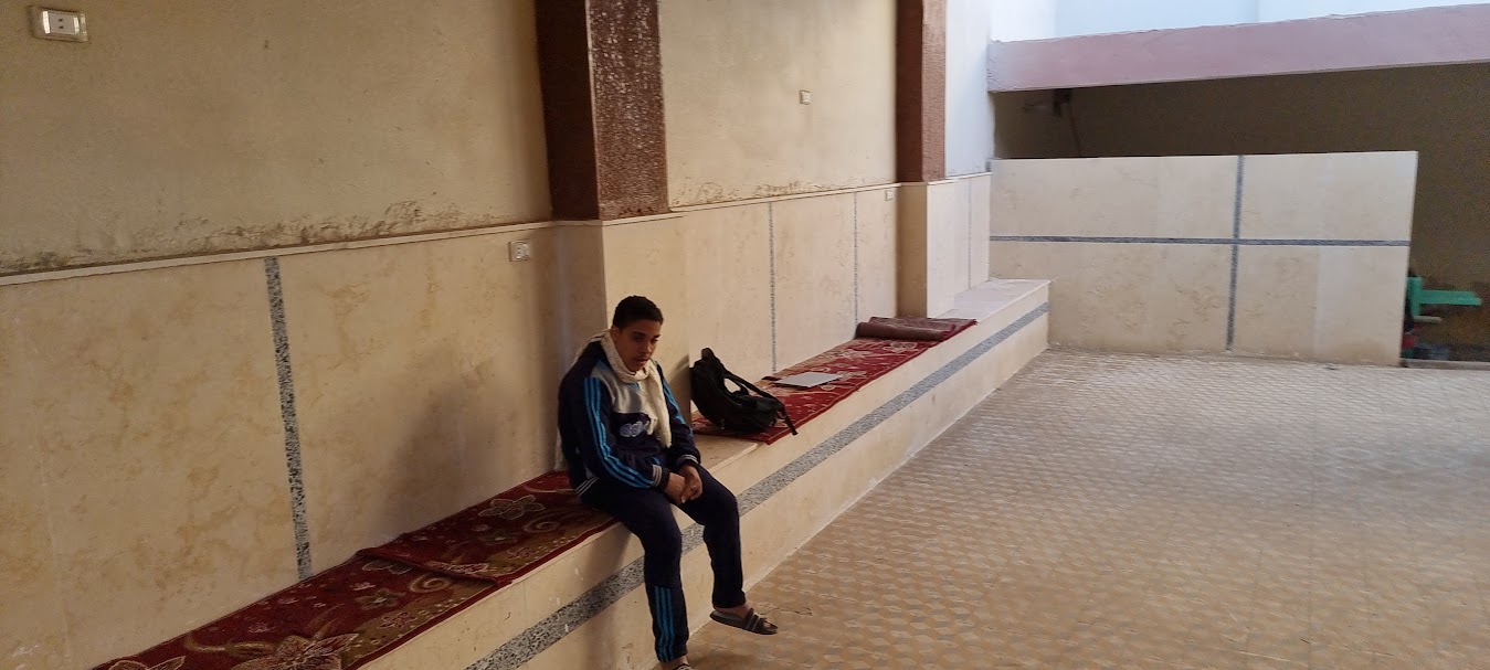 حتى الاطفال يأنسون بالتواجد فى المقبرة