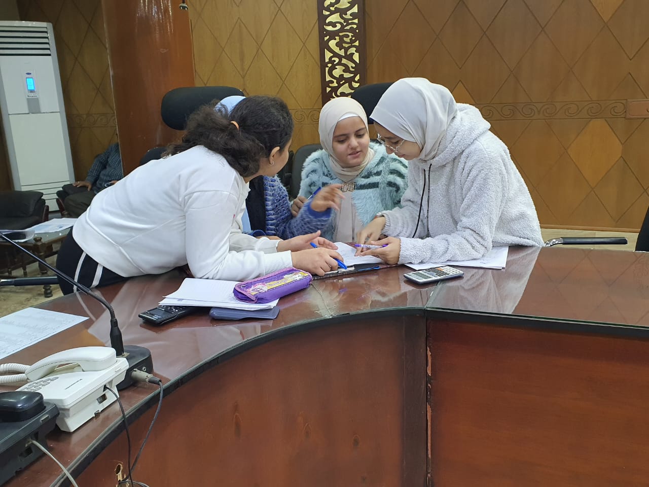 خلال المسابقة بين الكلاب والطلبات