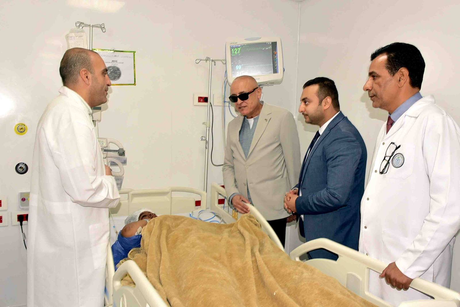 محافظ الأقصر يزور الأطفال المصابين في حادث أتوبيس إسنا بالمستشفى