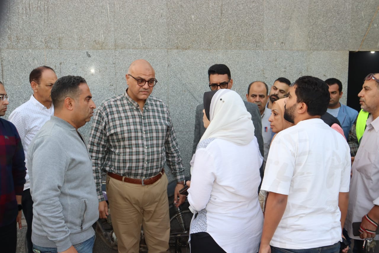 محافظ القليوبية خلال الجولة