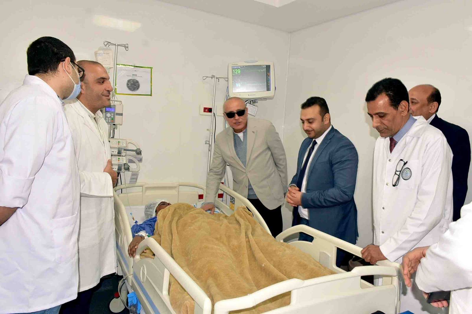 المحافظ يزور الأطفال المصابين في حادث أتوبيس إسنا وصرف مساعدات فورية لأسرهم