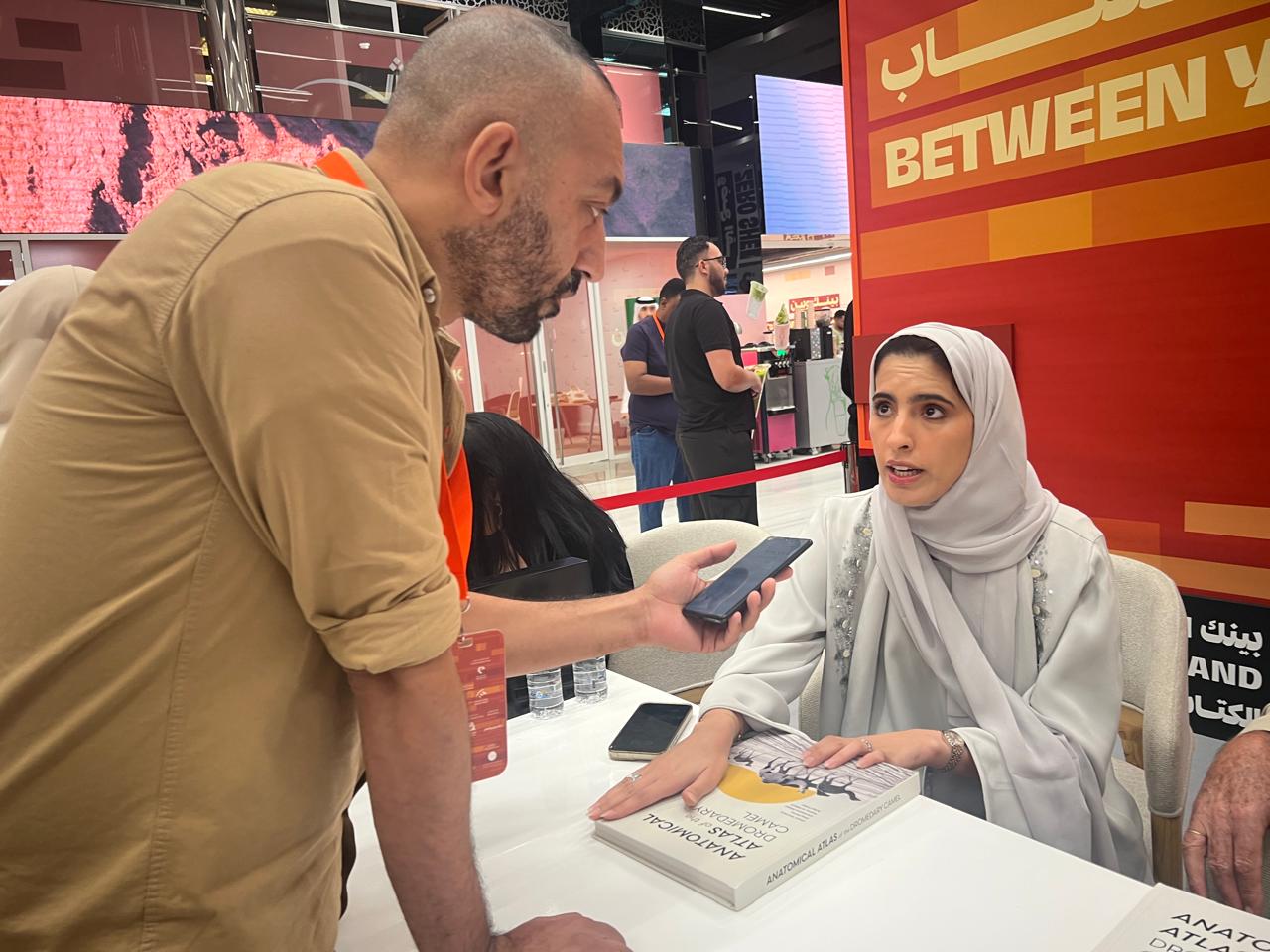 الدكتورة فاطمة قريبان المهيرى مع أحمد منصور 