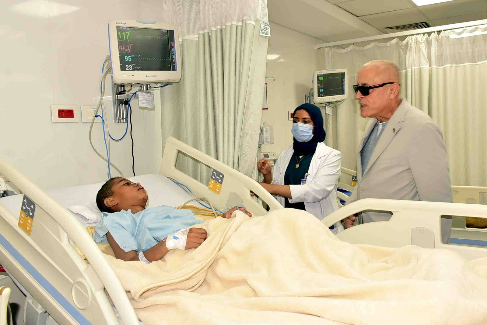 زيارة المحافظ لغرف الأطفال المصابين في حادث أتوبيس إسنا