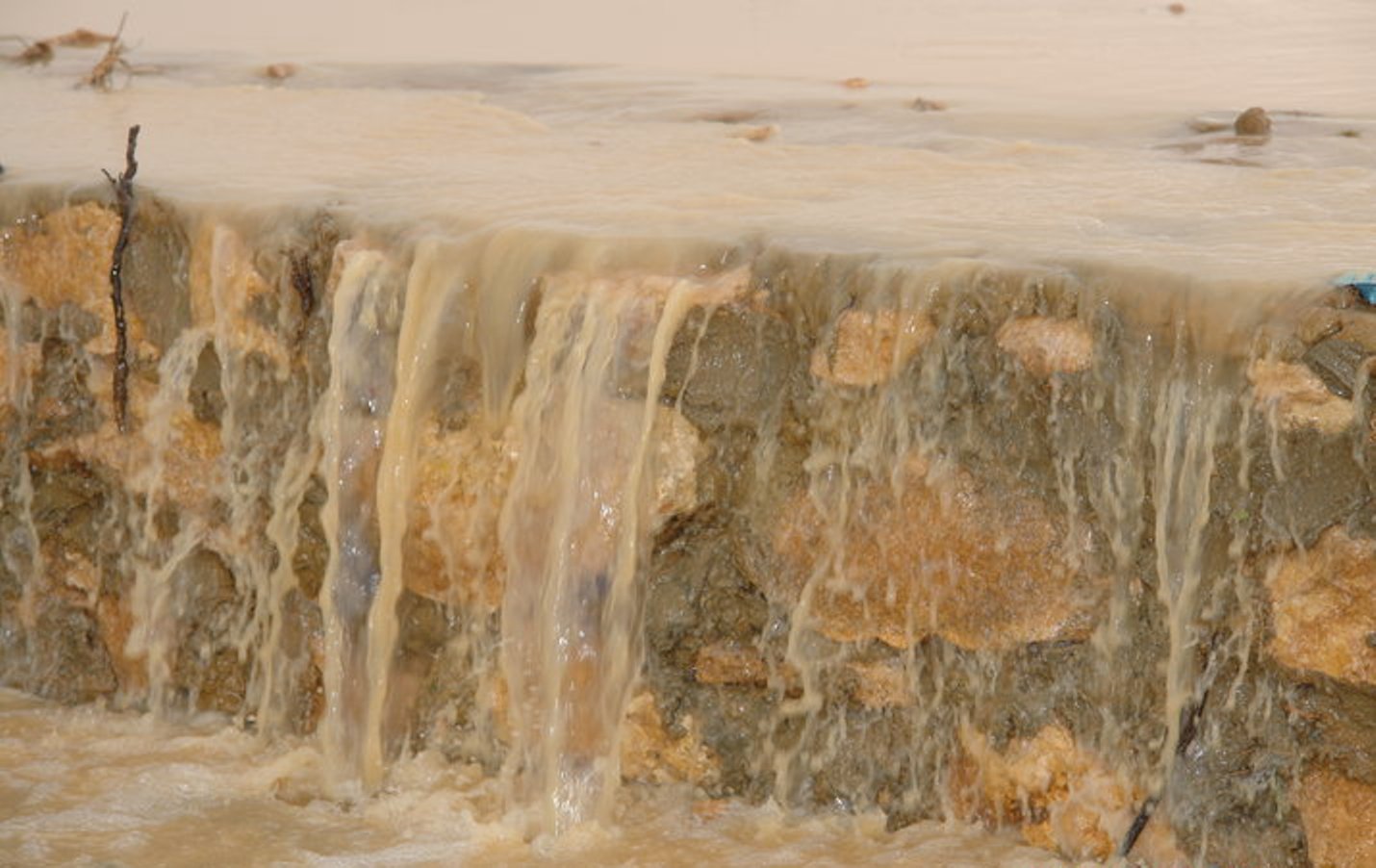 محافظة مطروح تنفذ خطة لحصاد مياه الأمطار