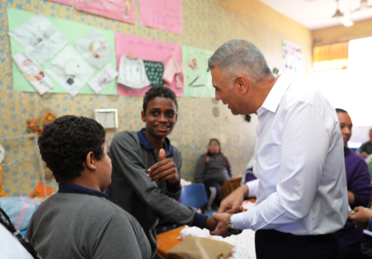 محافظ أسوان مع أطفال المدرسة الفكرية (10)