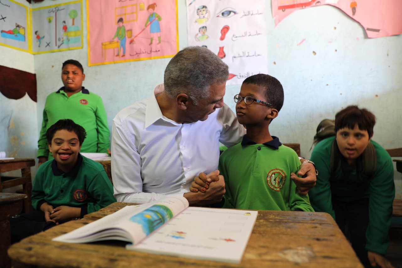 محافظ أسوان مع أطفال المدرسة الفكرية (1)
