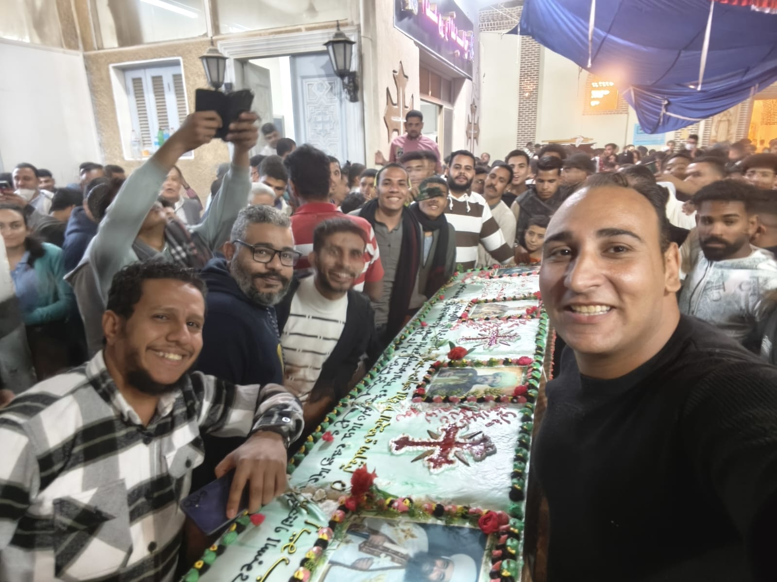 تورتة 5 أمتار هدية لضيوف الإحتفالية قبل مغادرتهم منطقة الدير