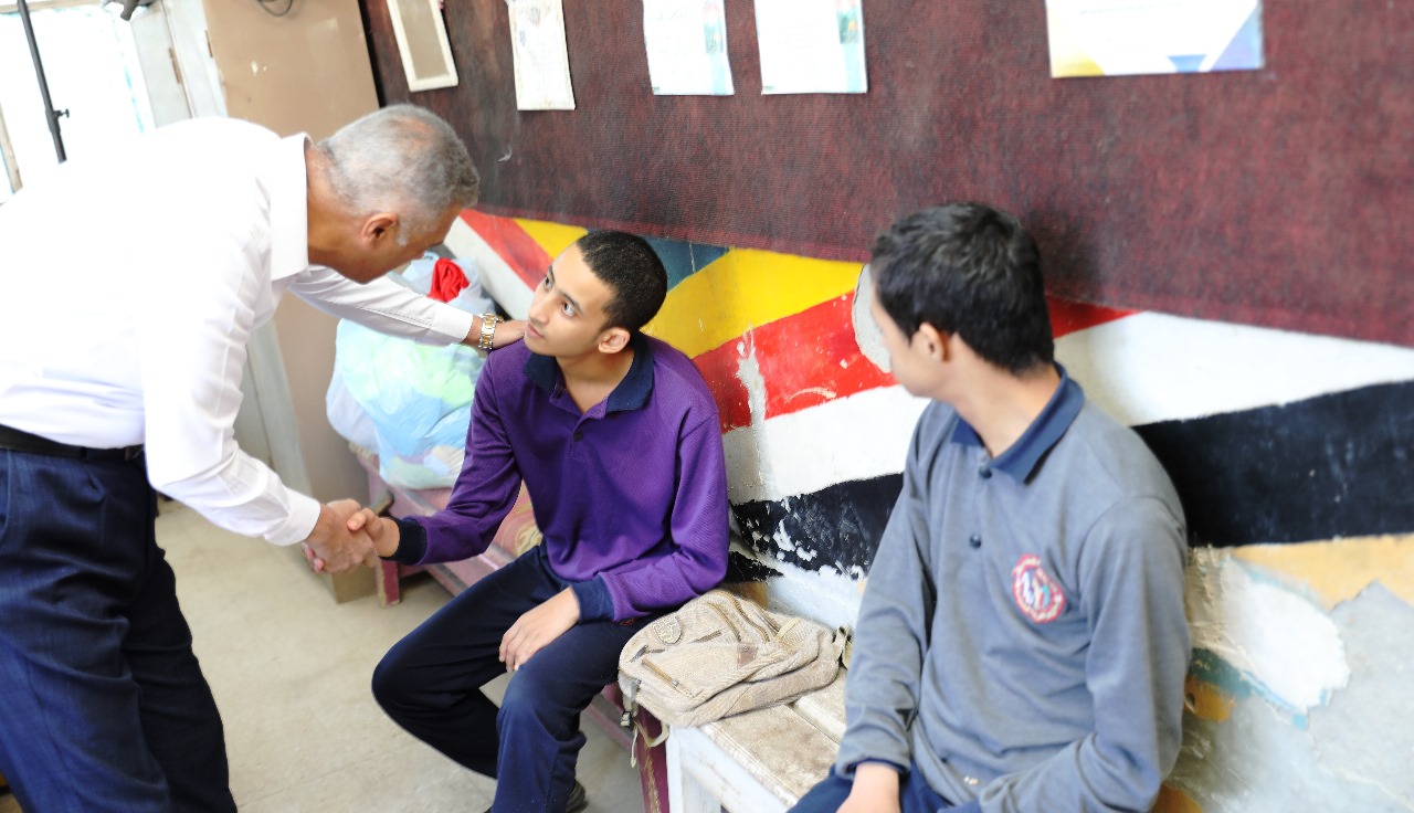 محافظ أسوان مع أطفال المدرسة الفكرية (8)