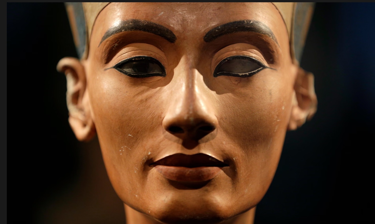 تمثال نفرتيتي بدون العين اليسرى