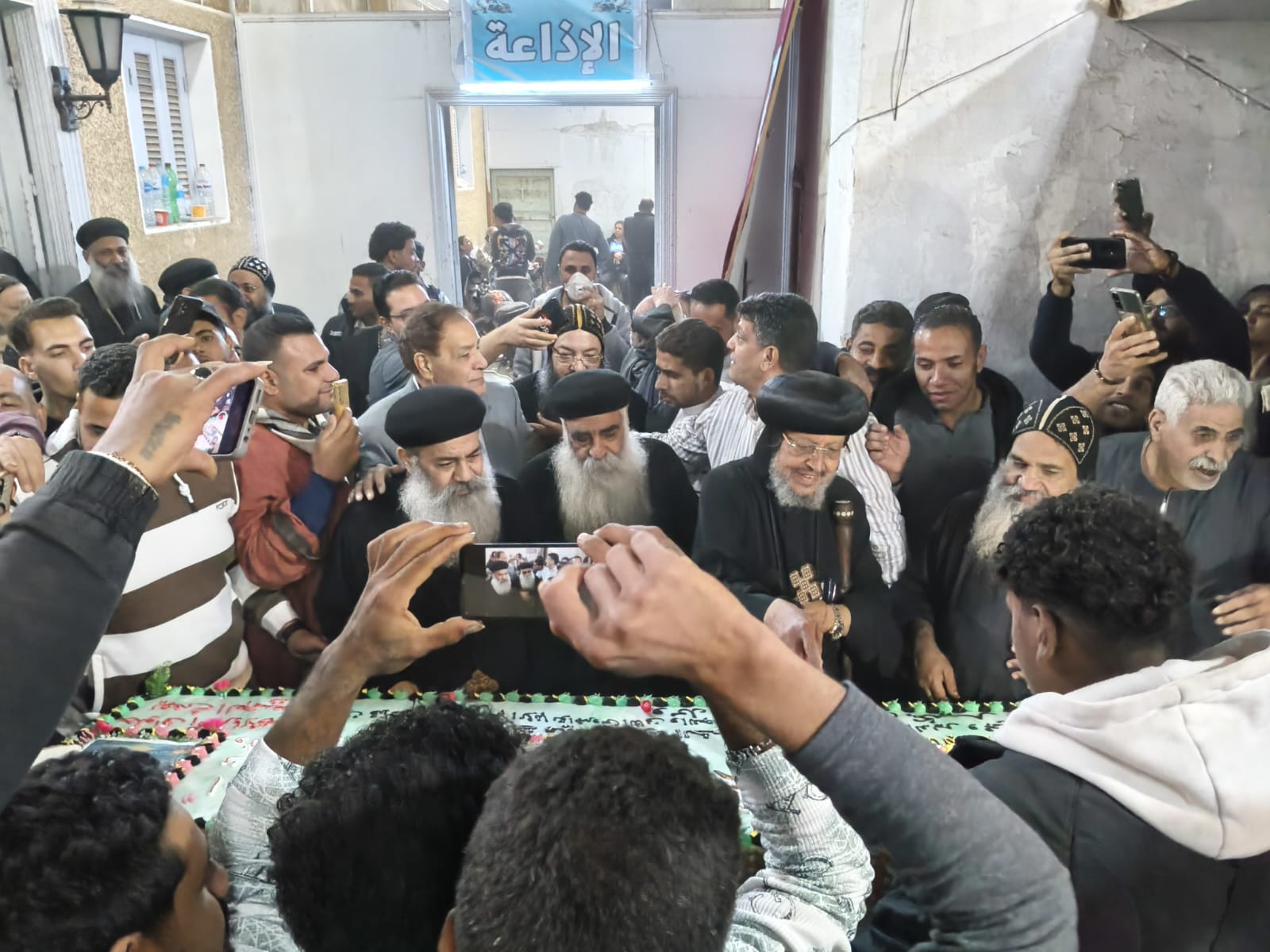 فرحة تورتة 5 أمتار هدية لضيوف الإحتفالية قبل مغادرتهم منطقة دير مارجرجس